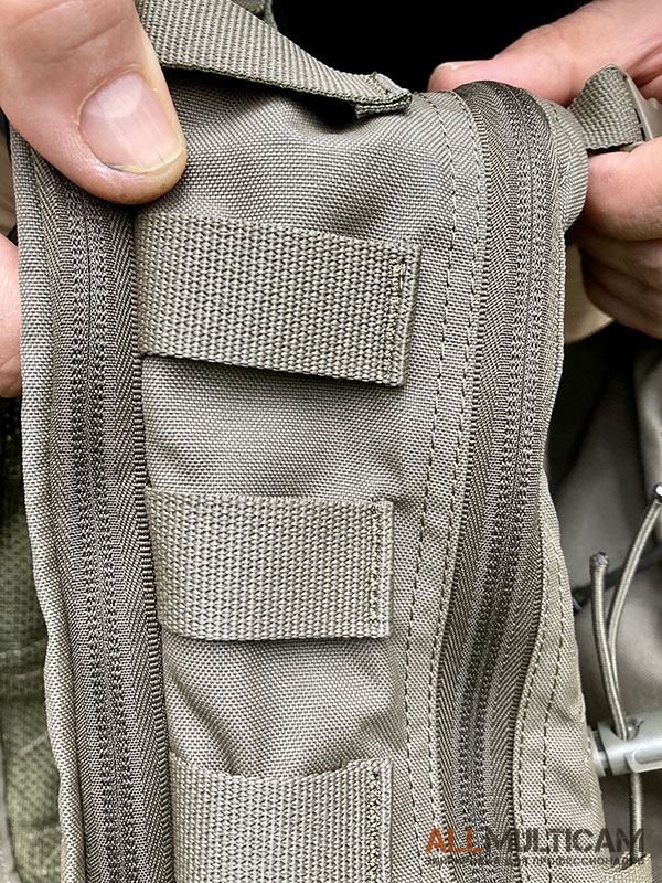 На боковых частях и внизу рюкзака пришиты стропы, образующие интерфейс MOLLE