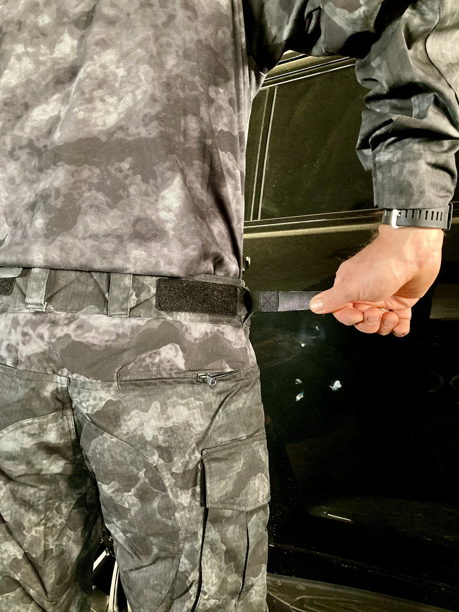 На поясе есть эластичные стропы с патами для регулировки, и шлевки для поясного ремня шириной до 4,5 см