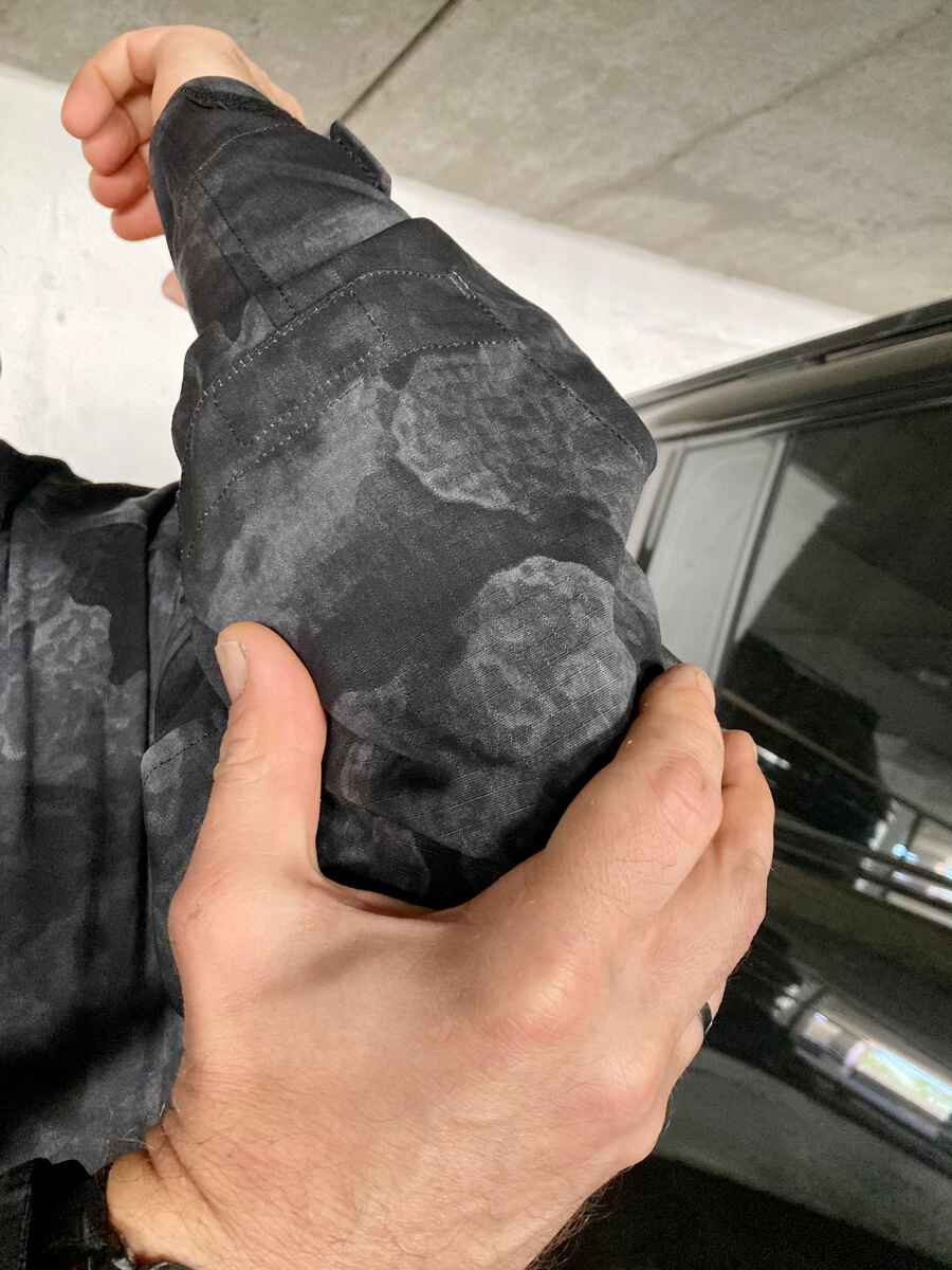 Специальные отделения на локтях для демпферных вставок